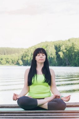 Kadın yoga köprüde yaz aylarında yok.