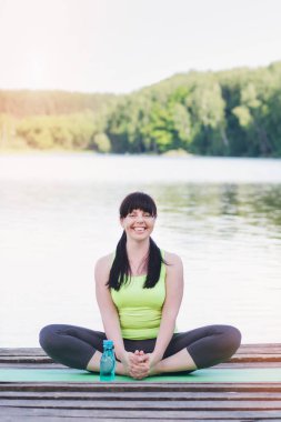 Kadın yoga köprüde yaz aylarında yok.