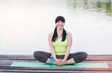 Kadın yoga köprüde yaz aylarında yok.