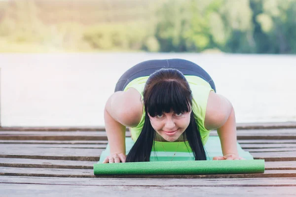 Wanita melakukan yoga di jembatan di musim panas — Stok Foto