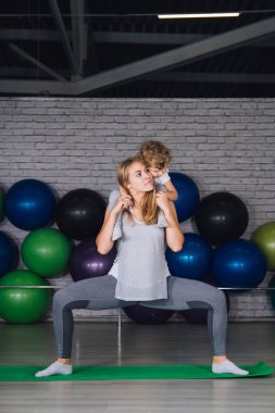 Anne ve bebek kız yapmak egzersizleri birlikte spor salonunda