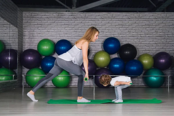 Anne ve bebek kız yapmak egzersizleri birlikte spor salonunda — Stok fotoğraf