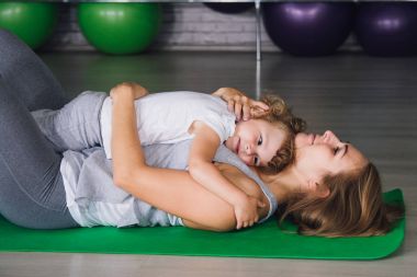 Anne ve bebek kız yapmak egzersizleri birlikte spor salonunda