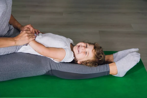 Madre e bambina fanno esercizi insieme in palestra — Foto Stock