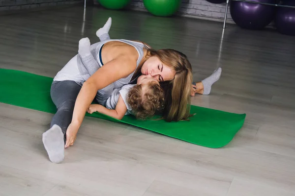 Anne ve bebek kız yapmak egzersizleri birlikte spor salonunda — Stok fotoğraf