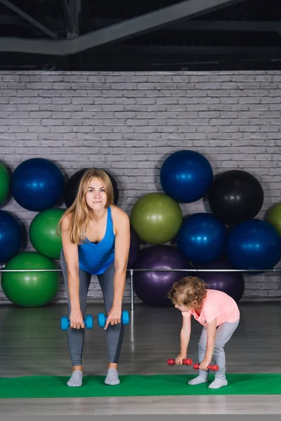 Anne ve bebek kız yapmak egzersizleri birlikte spor salonunda — Stok fotoğraf