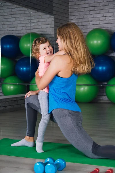 Anne ve bebek kız yapmak egzersizleri birlikte spor salonunda — Stok fotoğraf