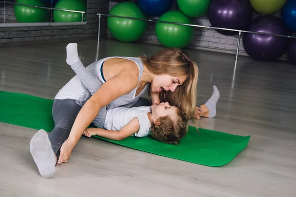 Anne ve bebek kız yapmak egzersizleri birlikte spor salonunda — Stok fotoğraf