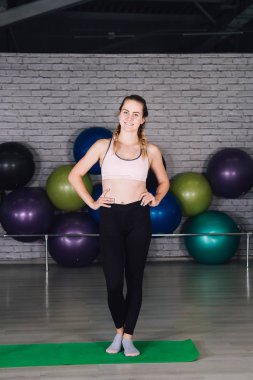 Spor salonunda genç sportif kız