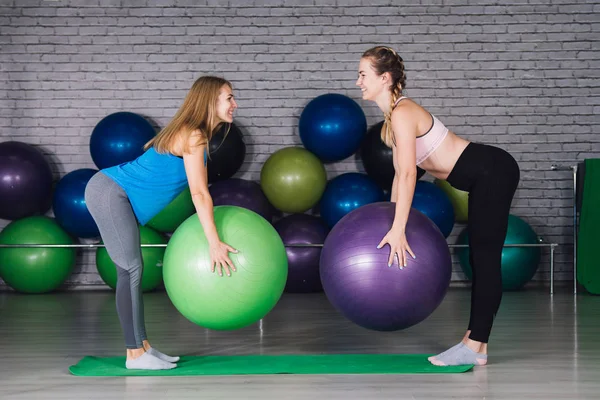 Two young sporty woman in the gym — Stock Photo, Image