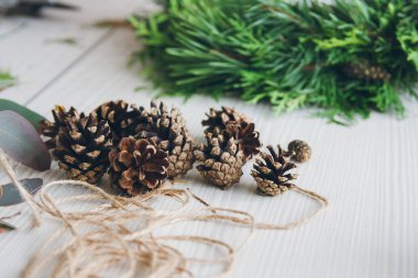 Çiçekçi Noel çelengi yapıyor. 