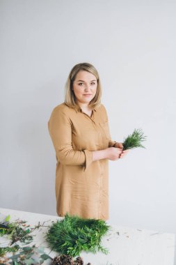 Çiçekçi Noel çelengi yapıyor. 