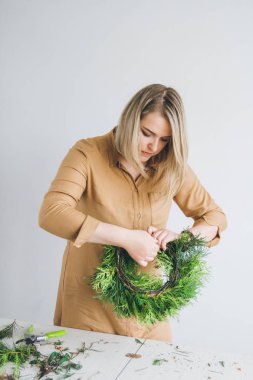 Çiçekçi Noel çelengi yapıyor. 