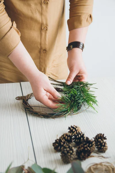 Çiçekçi Noel çelengi yapıyor. 