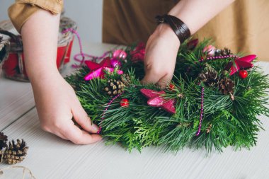 Çiçekçi Noel çelengi yapıyor. 
