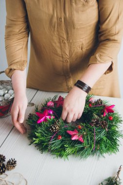 Çiçekçi Noel çelengi yapıyor. 