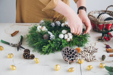 Çiçekçi Noel çelengi yapıyor. 