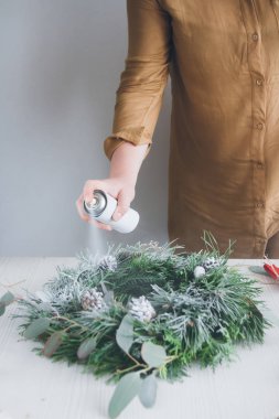 Çiçekçi Noel çelengi yapıyor. 