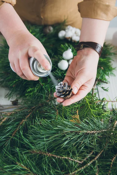 Çiçekçi Noel çelengi yapıyor. 