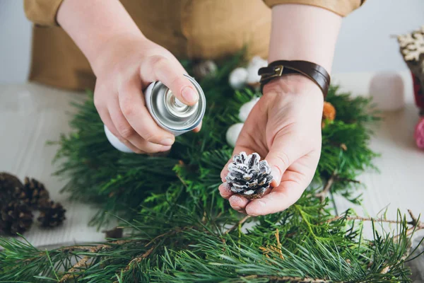 Çiçekçi Noel çelengi yapıyor. 