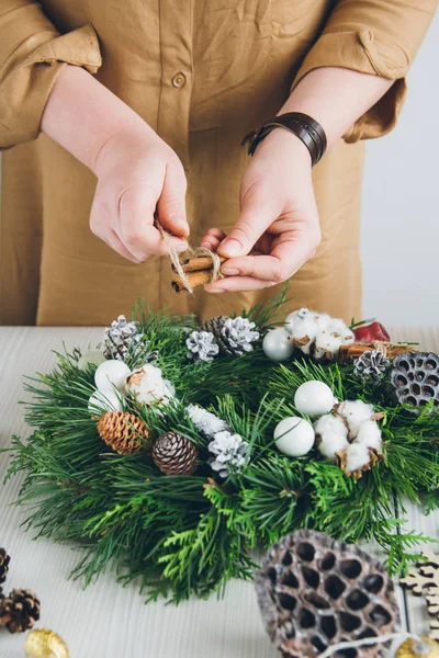 Çiçekçi Noel çelengi yapıyor. 