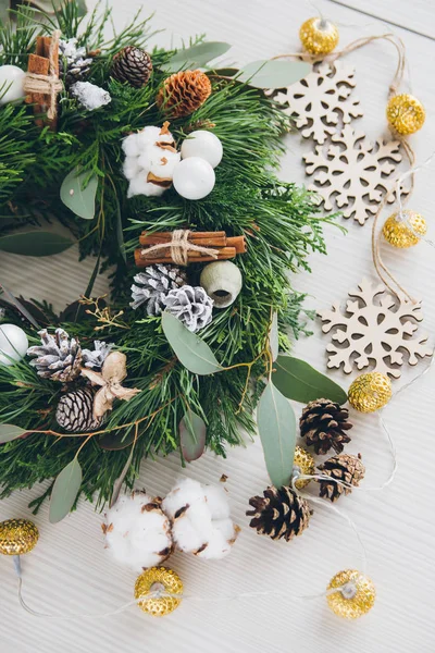 Corona de Navidad casera sobre mesa de madera blanca — Foto de Stock