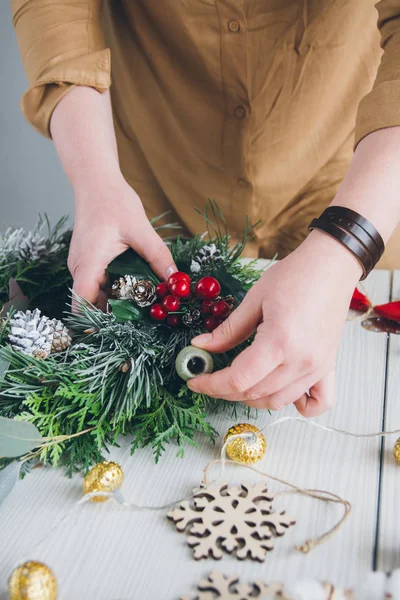 Çiçekçi Noel çelengi yapıyor. 