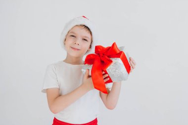 Hediye kutusu tutarak kırmızı Santa şapkalı çocuk 