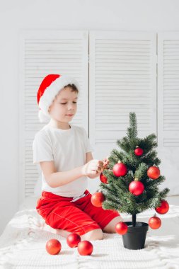 Kırmızı Santa şapkalı çocuk küçük Noel ağacı topları Süsle 