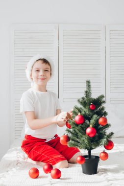 Kırmızı Santa şapkalı çocuk küçük Noel ağacı topları Süsle 
