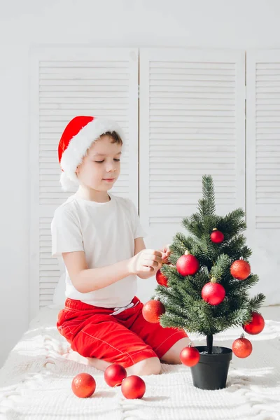 Kırmızı Santa şapkalı çocuk küçük Noel ağacı topları Süsle 