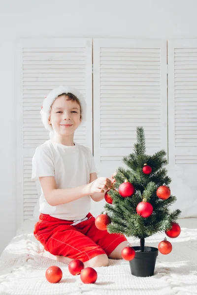 Kırmızı Santa şapkalı çocuk küçük Noel ağacı topları Süsle 