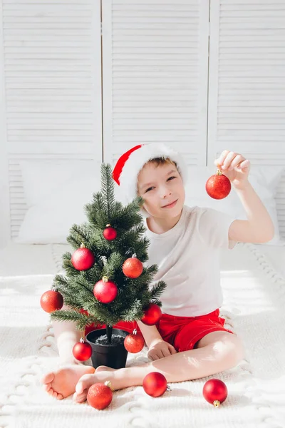 Kırmızı Santa şapkalı çocuk küçük Noel ağacı topları Süsle 