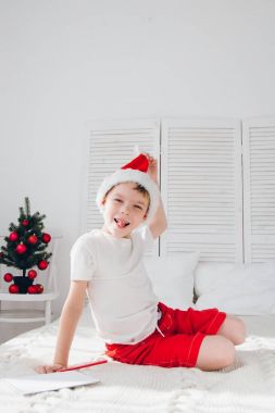 Çocuk Komik suratlar oluşturur