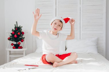 Çocuk Komik suratlar oluşturur