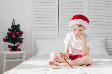 Noel babaya mektup hakkında çocuk düşünüyor