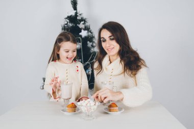 Anne ve küçük kızı kakao marshmallows ile iç