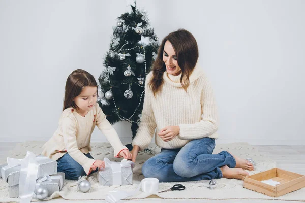 Mor och dotter packa gåvor — Stockfoto