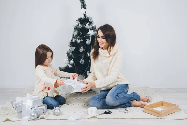 Mor och dotter packa gåvor — Stockfoto