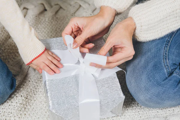 Mother and little daughter pack the gifts — Stock Photo, Image