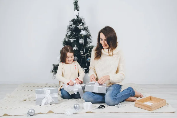 Mor och dotter packa gåvor — Stockfoto