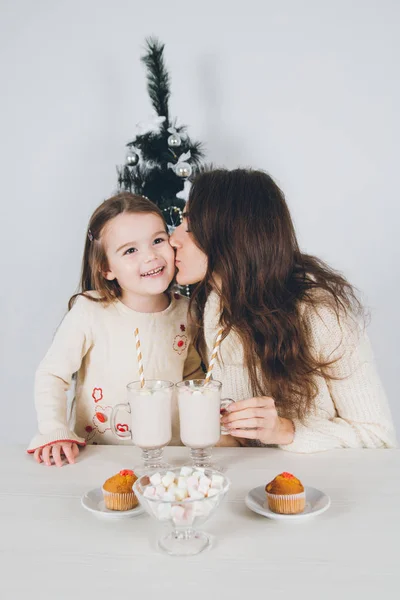 Mor och dotter dricka kakao med marshmallows — Stockfoto