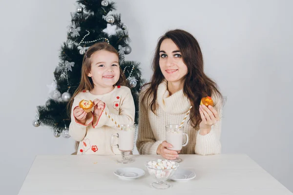 Mor och dotter äta läckra muffins — Stockfoto