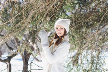 Kız şapka ve eldiven kışın gülümseyen