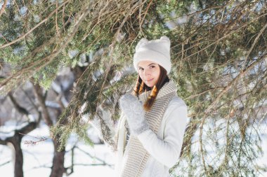 Kız şapka ve eldiven kışın gülümseyen