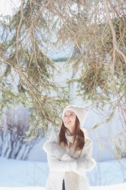 Kız şapka ve eldiven kışın gülümseyen