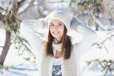 Kız şapka ve eldiven kışın gülümseyen