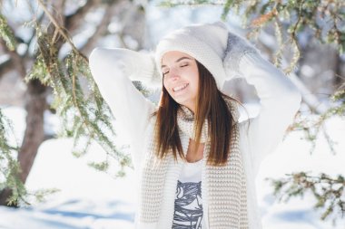 Kız şapka ve eldiven kışın gülümseyen