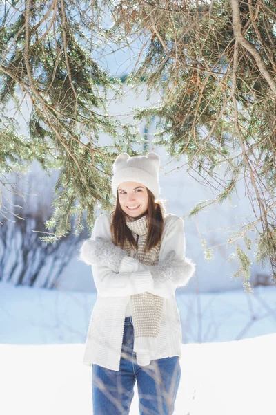 Mädchen mit Hut und Fäustlingen lächeln im Winter — Stockfoto