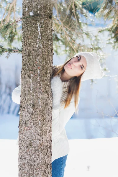 Mädchen mit Hut und Fäustlingen lächeln im Winter — Stockfoto